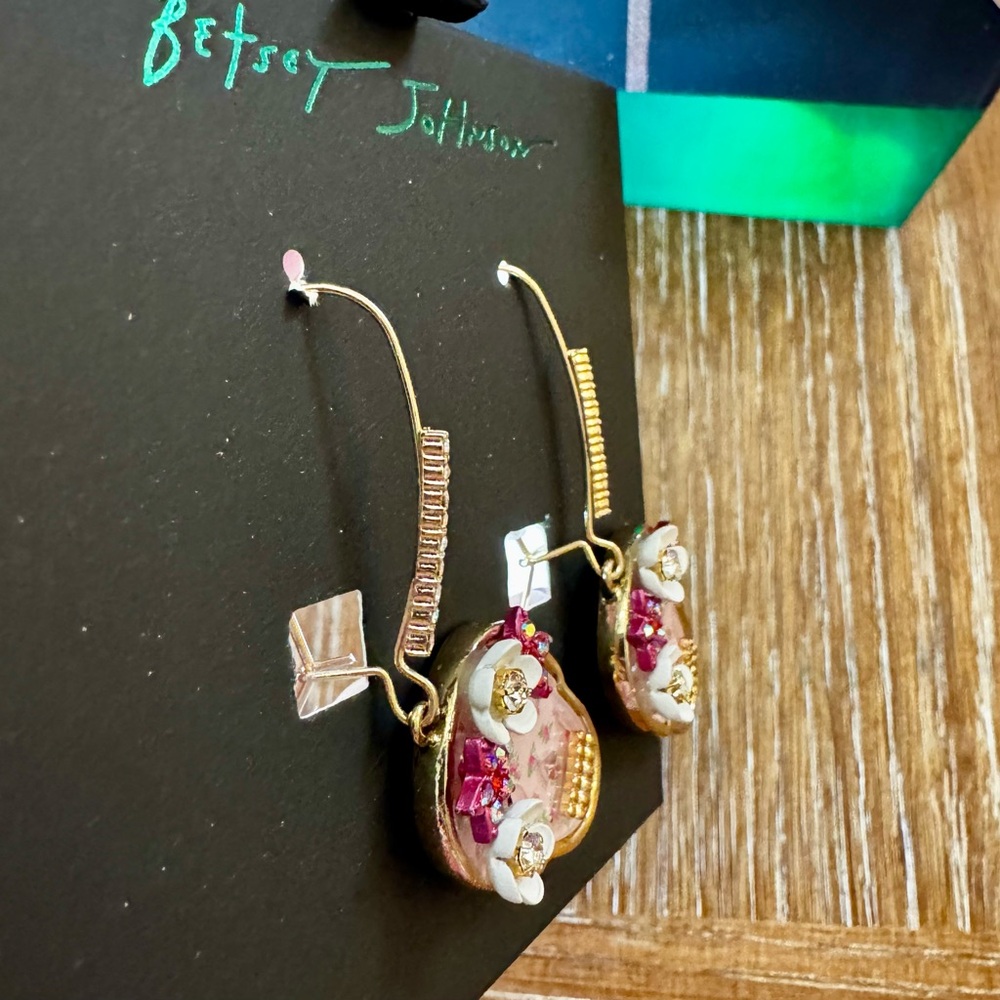 NIP Betsey Johnson pink skull earrings - Picture 5 of 9